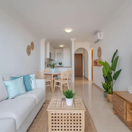 Luxurious 2-bedroom With Ocean View In Apartment *
