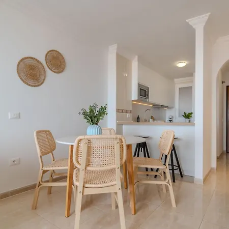 Luxurious 2-bedroom With Ocean View In Apartment *